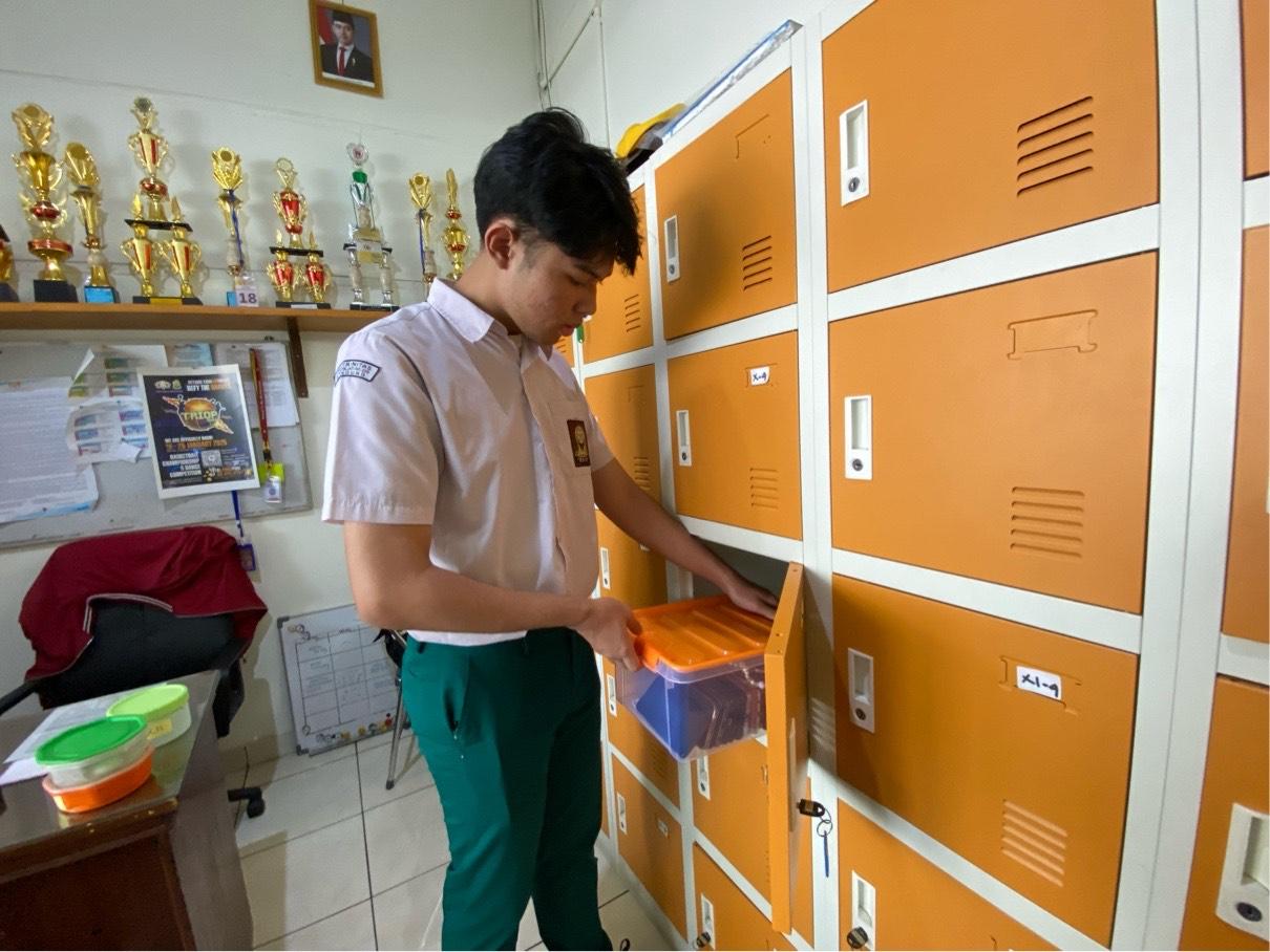 box-berisi-ponsel-ke-loker-khusus.jpg