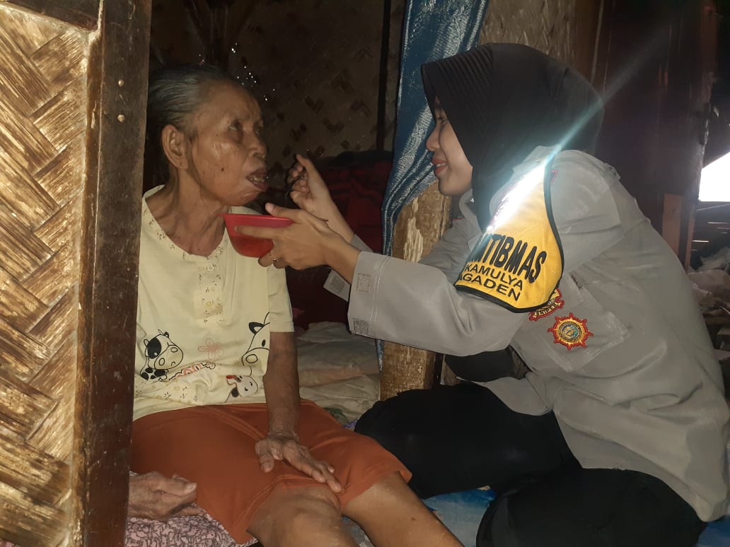 SOSOK Briptu Shinta Febriani, Polwan Cantik di Polres Subang yang Tulus Suapi Nenek yang Kena Stroke
