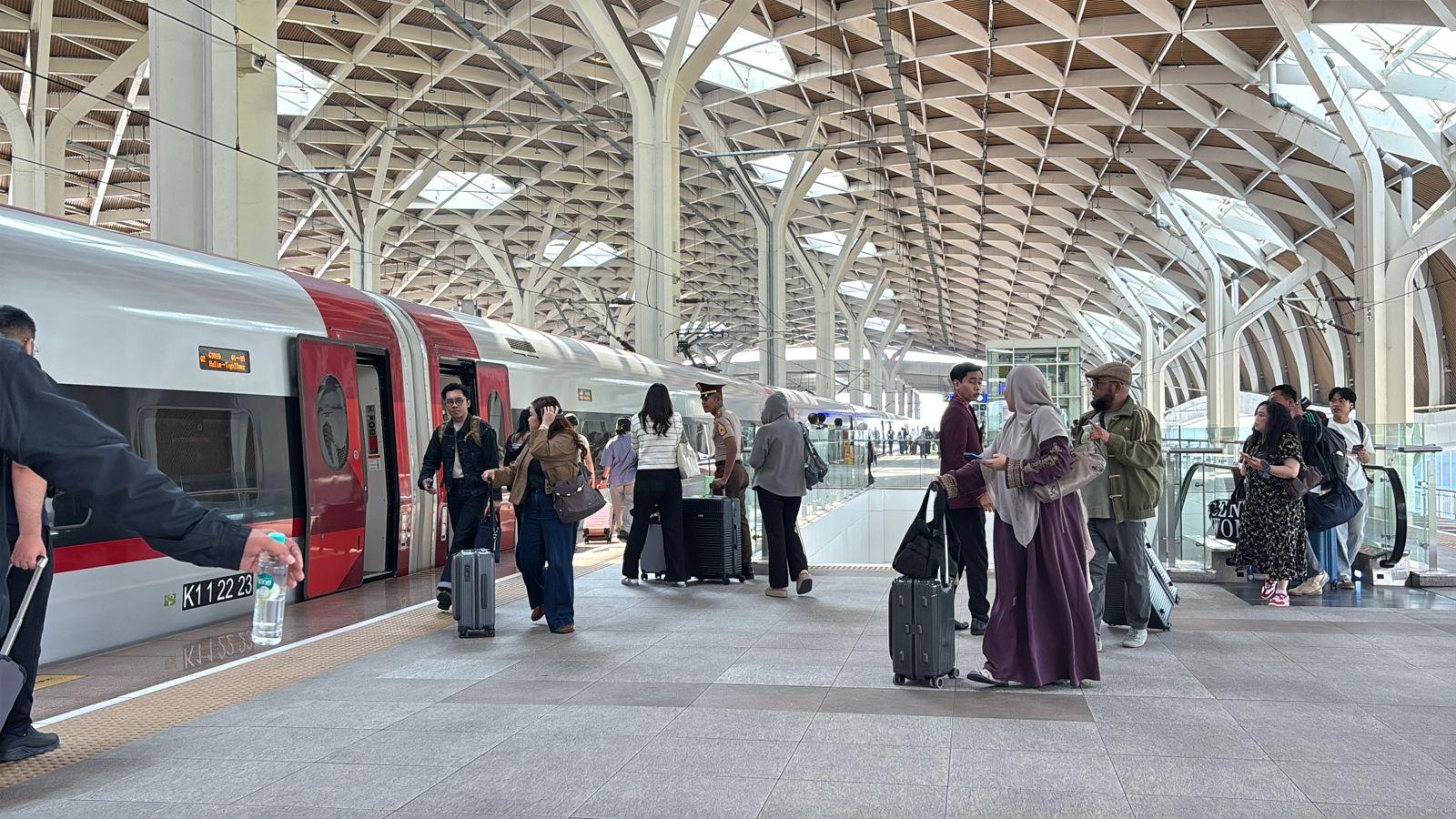 bu-tiket-Kereta-Cepat-Whoosh-terjual-selama-momen-libur-p.jpg