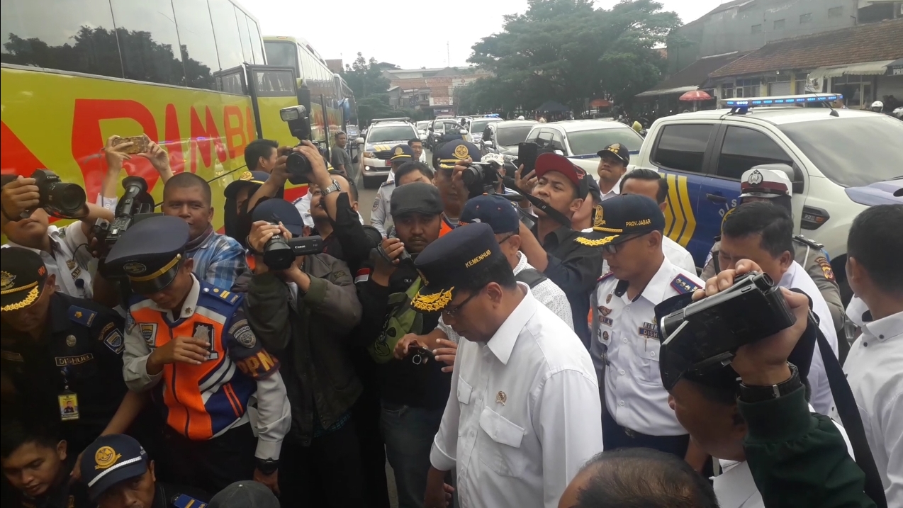 Menteri Perhubungan Masuk ke Kolong Bus di Terminal Leuwipanjang Bandung