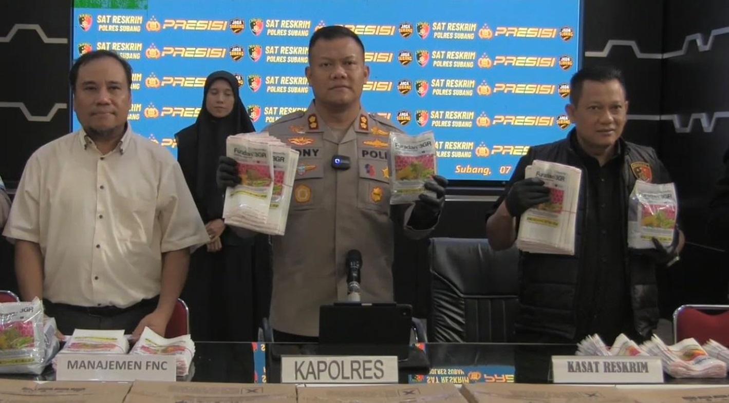 bukti-pestisida-palsu-merek-Furadan-3-GR-saat-konferensi-pers-di-Mapolres-Subang.jpg