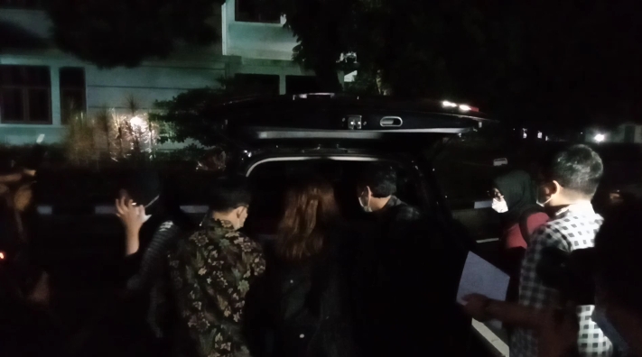 Periksa Bupati Bandung Barat Aa Umbara, Penyelidik KPK Bawa Banyak Dokumen Tebal