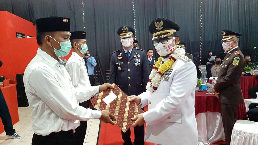 bupati-cirebon-imron-rosyadi-saat-menyerahkan-remisi-kepada-narapidana.jpg