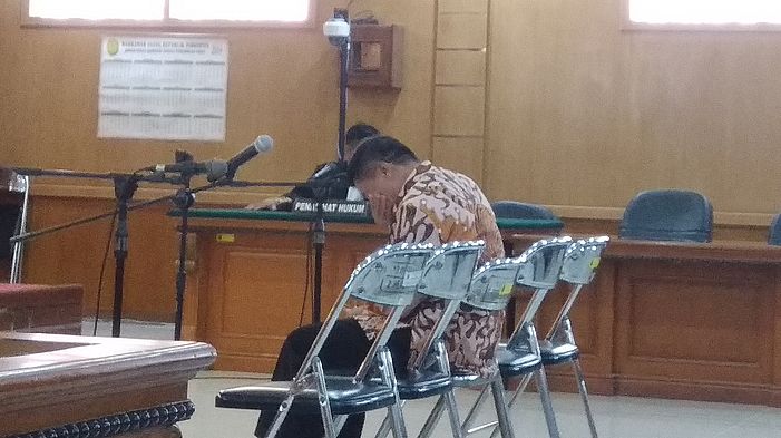 bupati-cirebon-nonaktif-sunjaya-purwadisastra-di-sidang-nangis.jpg