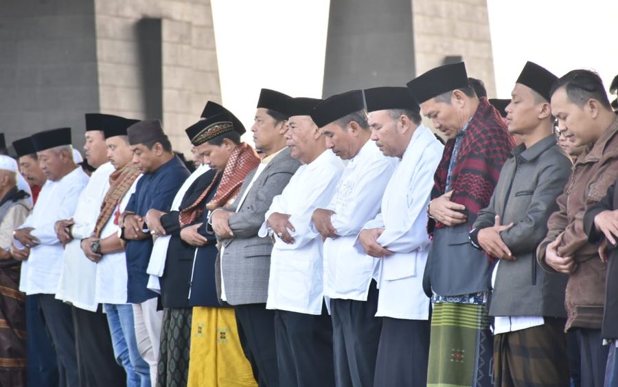 bupati-dadang-naser-salat-iduladha.jpg