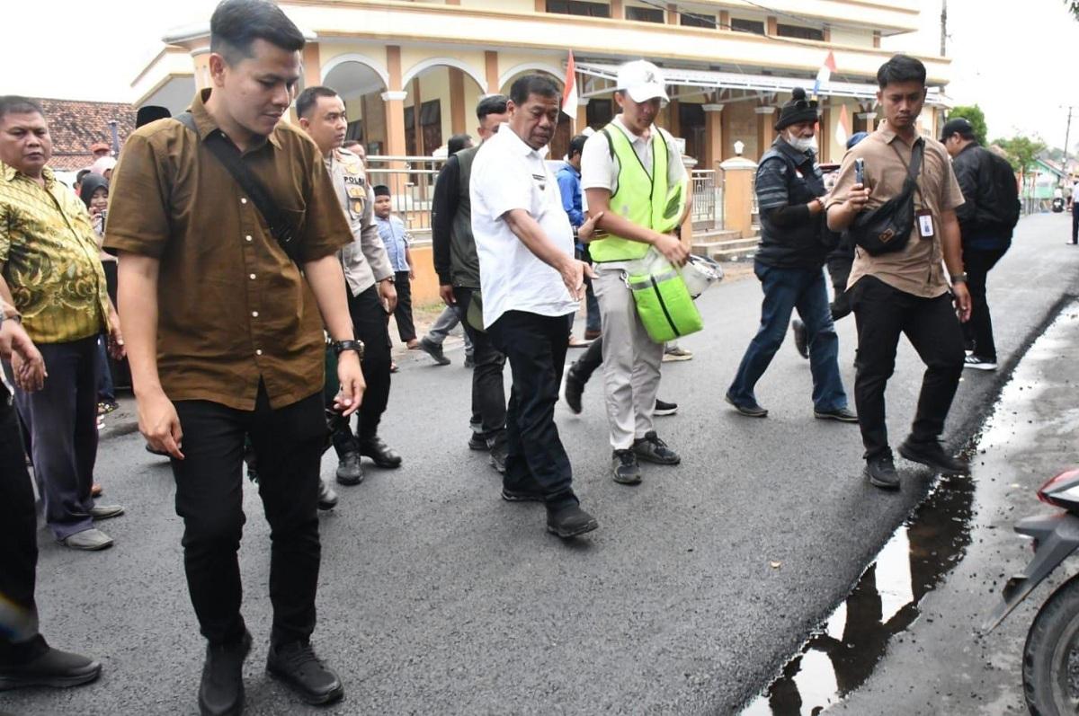 bupati-eman-jalan-jalan.jpg