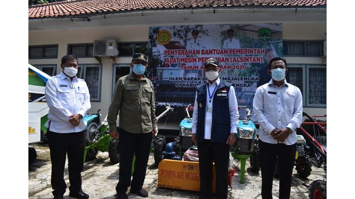 bupati-majalengka-menerima-pemberian-bantuan-alat-mesin-pertanian.jpg