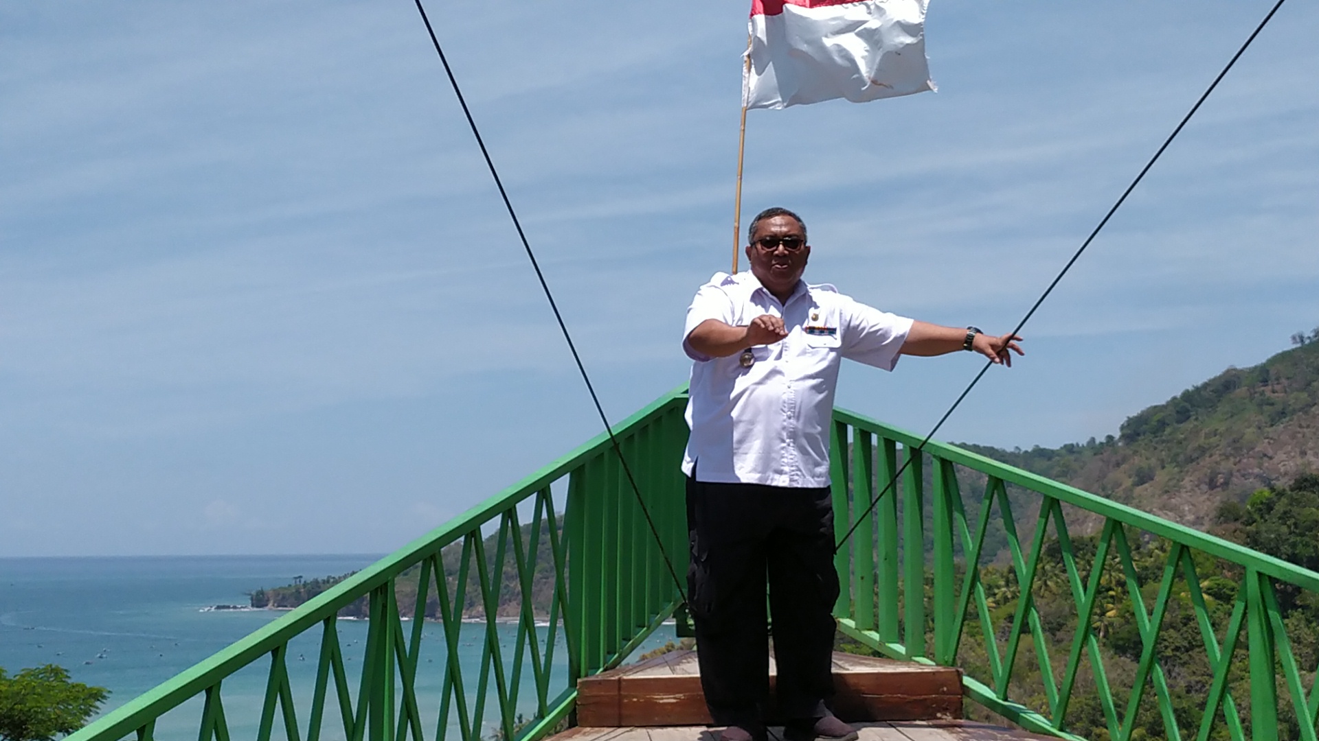 bupati-sukabumi-marwan-hamami-saat-nikmati-keindahan-bukit-cienong.jpg