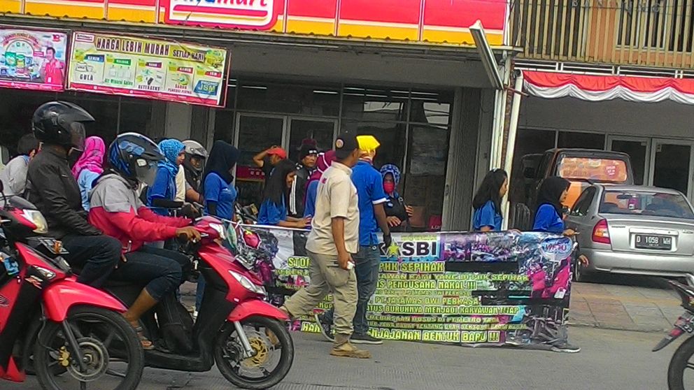 buruh-kasbi-melakukan-aksi-long-march_20171002_112226.jpg