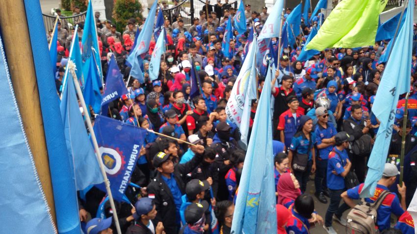 buruh-kepung-gedung-sate_gani_20161115_141950.jpg