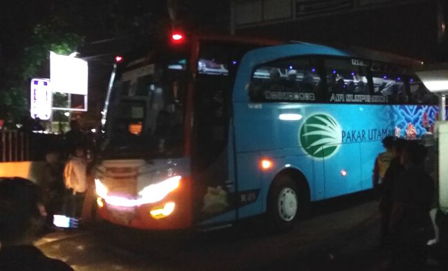 Keluarga Jemaah Bersorak Sambut Tibanya Bus Rombongan di Kemenag Bandung