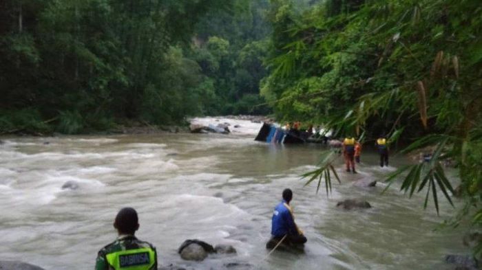 bus-masuk-jurang-di-pagaralam-sumatera-selatan.jpg