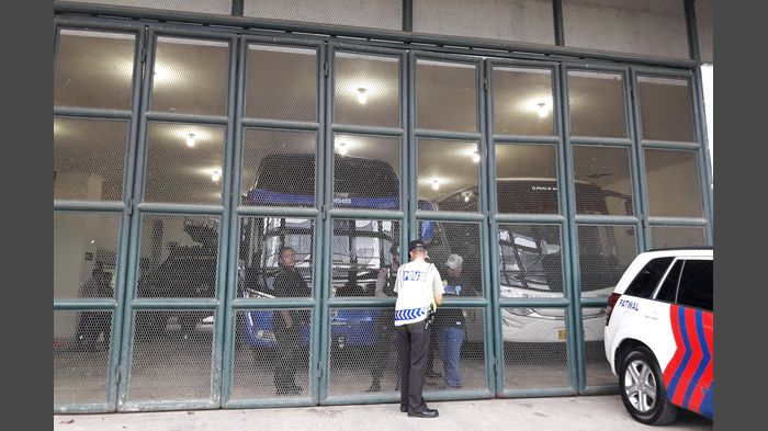 Di Sini Tempat Parkirnya Bus Persib dan Bus yang Membawa Persela Lamongan, Saat Kedua Tim Berlaga