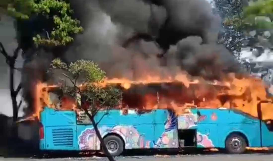 Bus Legendaris PO Coyo Terbakar Hebat di Jalur Pantura Cirebon, Nyaris Tinggal Kerangka