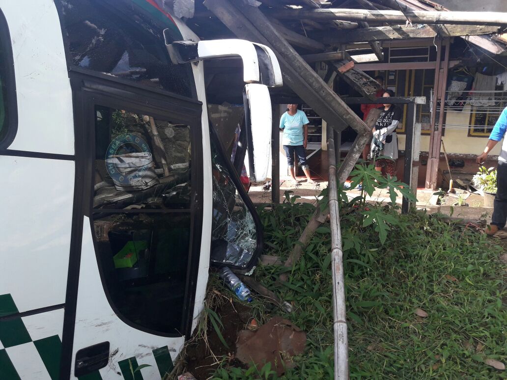 bus-seruduk-rumah-di-sumedang_20180322_102630.jpg