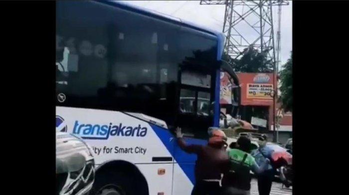 Viral Video 15 Detik Bus TransJakarta Dipukul Helm Hingga Kacanya Pecah, Ini Awal Mulanya