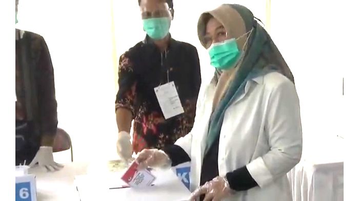 calon-bupati-bandun-kurnia-agustina-nyoblos-di-desa-gunung-leutik-kecamatan-ciparay.jpg