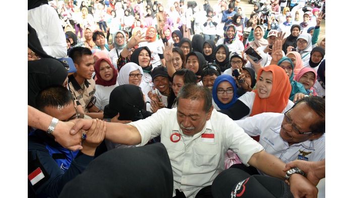 calon-gubernur-jabar-nomor-urut-4-deddy-mizwar-kuningan_20180329_205328.jpg