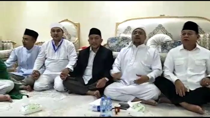 calon-wakil-bupati-calon-gubernur-dan-calon-wakil-gubernur-bertemu-rizieq-shihab_20180502_221637.jpg