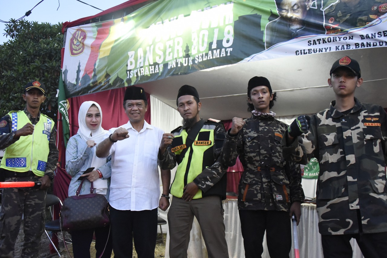 calon-wakil-gubernur-jawa-barat-anton-charliyan-dan-istri-ajeng-anton-charliyan_20180620_095448.jpg
