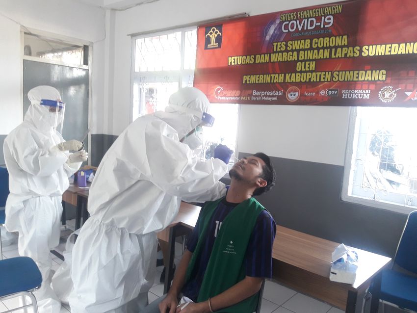 cegah-penularan-corona-narapidana-dan-petugas-lapas-sumedang-menjalani-swab-test.jpg
