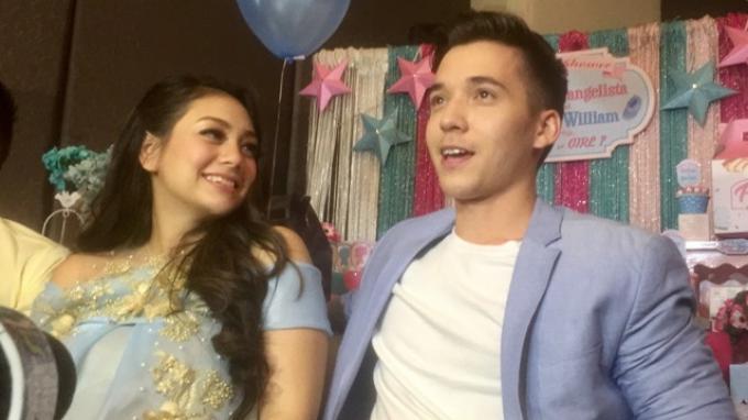 celine-evangelista-bersama-stefan-william-usai-acara-baby-shower-di-arion-swiss-belhotel_20170821_074450.jpg