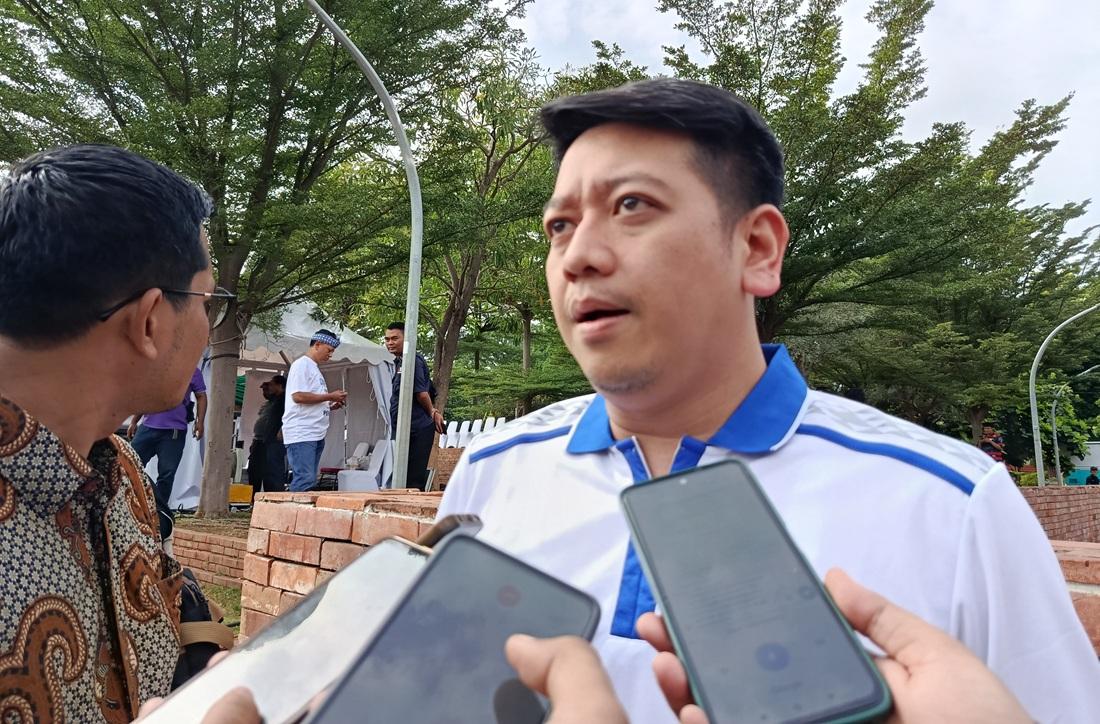 ceo-persib-adhitia-putra-herawan-baju-putih.jpg