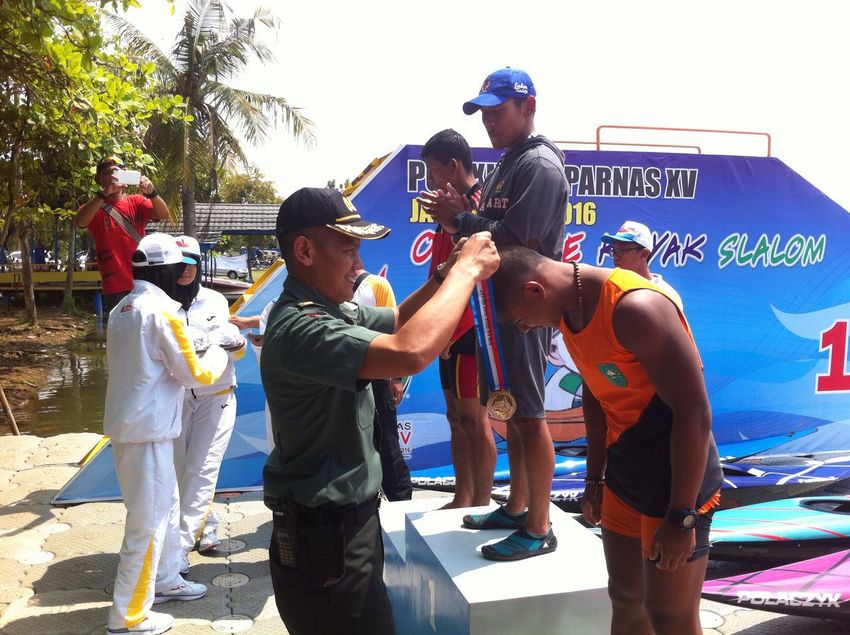 BREAKING NEWS: Chandra Destia Sumbangkan Emas Pertama Cabang Dayung untuk Jabar