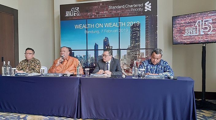 chief-economist-standard-chartered-bank-indonesia-aldian-taloputra-seminar-keuangan.jpg