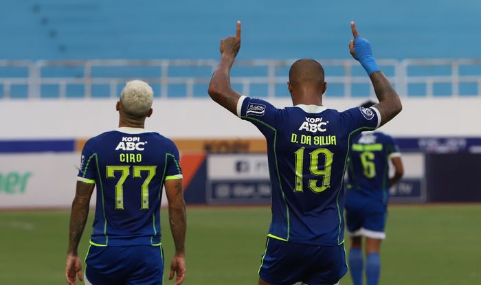 ciro-alves-dan-david-da-silva-sang-pencetak-gol-kemenangan-2-1-persib-bandung-atas-persebaya.jpg