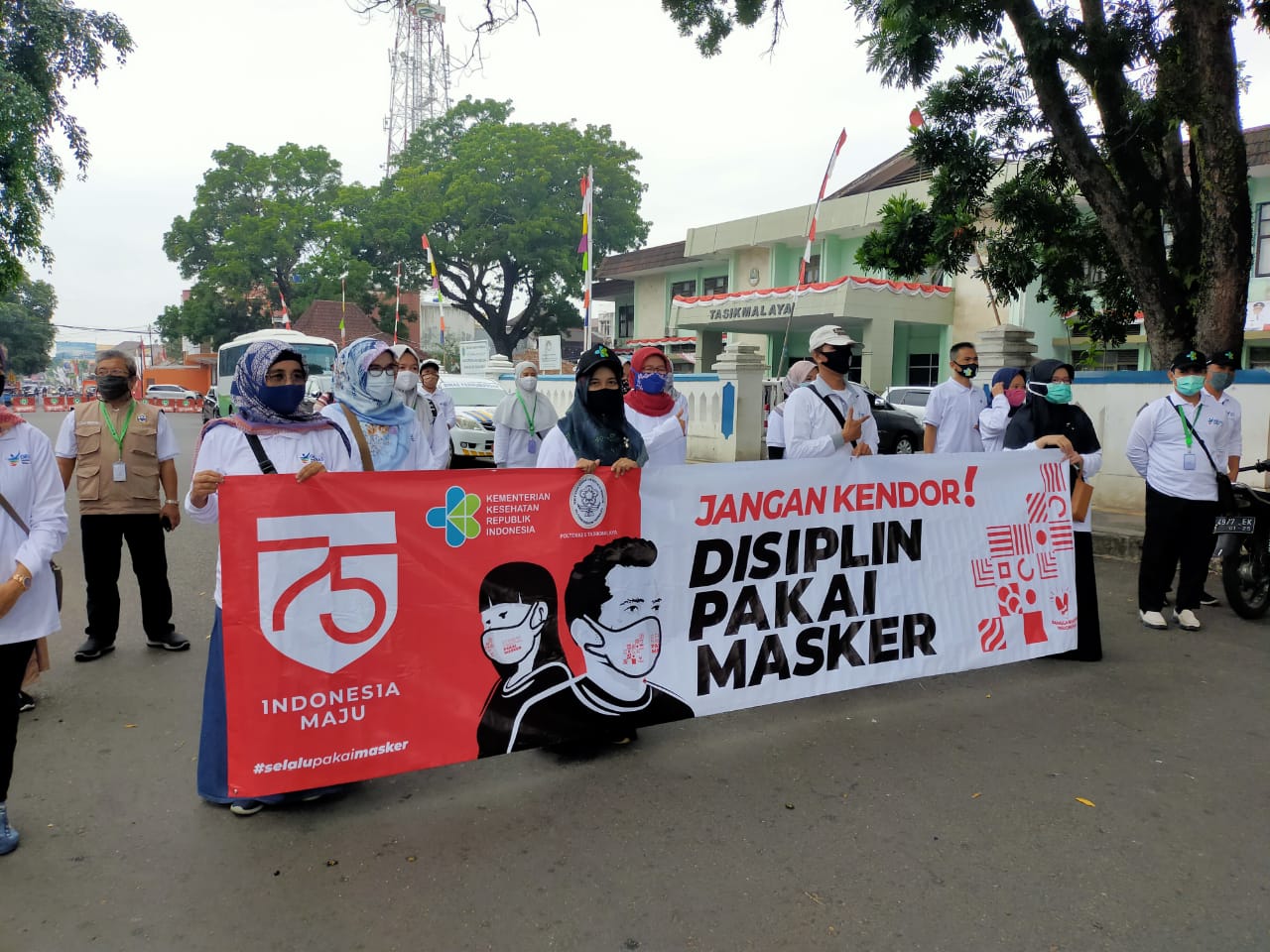 civitas-akademi-poltekes-tasikmalaya-menggelar-spanduk.jpg