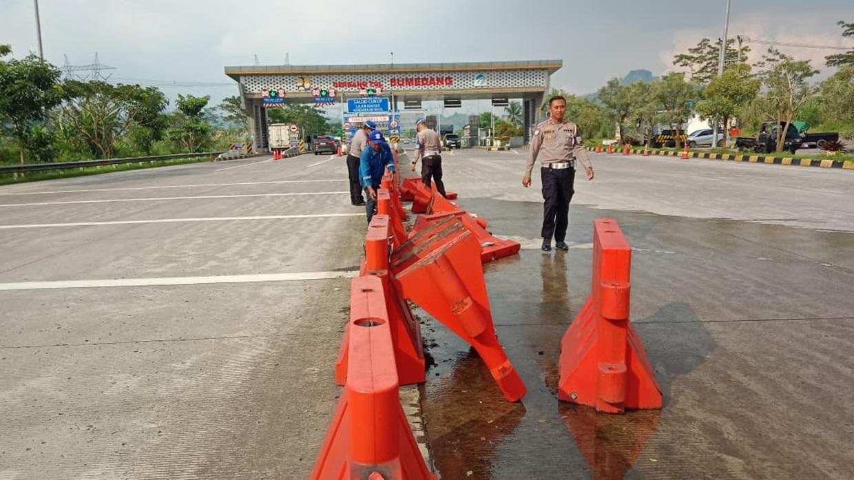 contra-flow-diberlakukan-di-Tol-Cisumdawu-pada-Rabu-742026.jpg