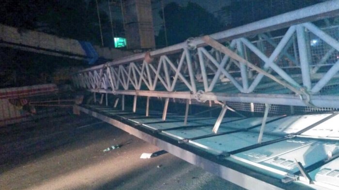 Jalan Tol dari Jakarta ke Cikampek Macet Total Gara-gara Ada Rambu Roboh Melintangi Jalan