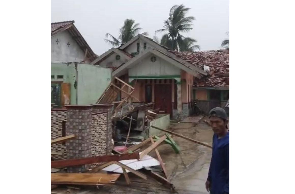 cuaca-ekstrem-buat-rumah-rusak-di-ciamis.jpg