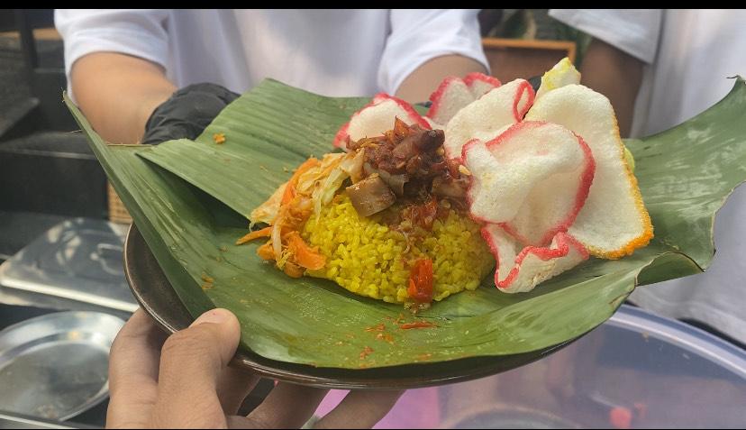 cumi-asap-dan-nasi-kuning.jpg