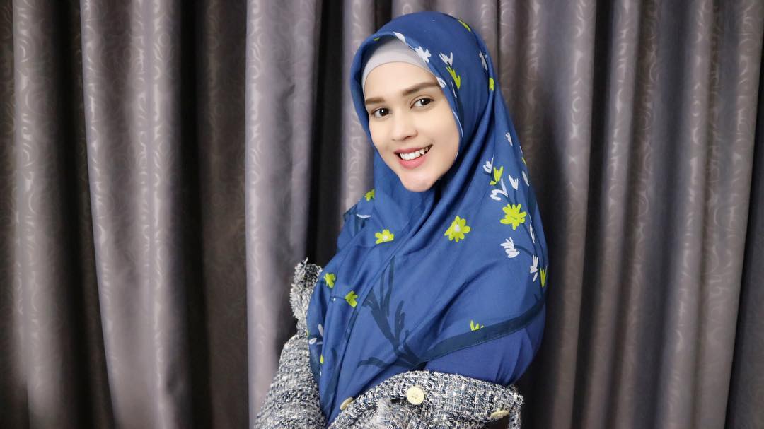 cut-meyriska-kenakan-hijab-biru.jpg