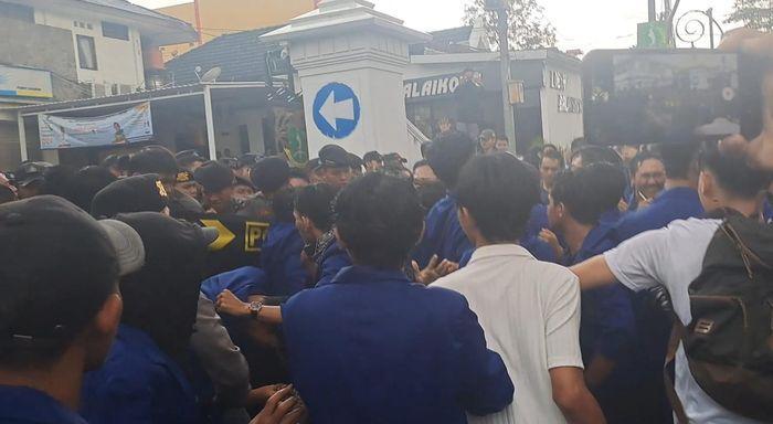 dalam-aksi-demonstrasi-di-Balai-Kota-Sukabumi-Senin-28102024.jpg
