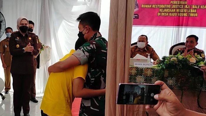 Ponselnya Dicuri, Letkol Inf Nur Wahyudi Justru Peluk Pencurinya, Pelaku Gelap Mata Baru Kena PHK