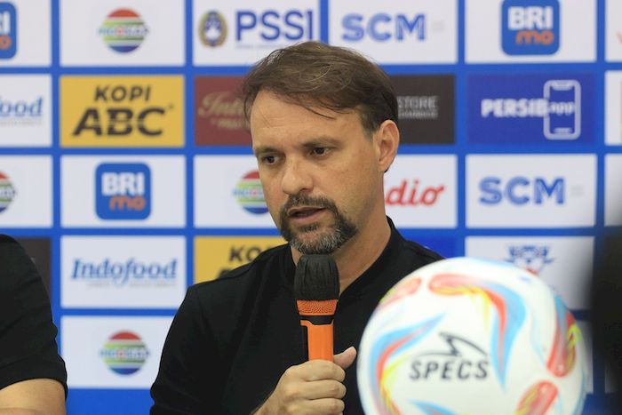 debut-pelatih-madura-united-fc-mauricio-souza.jpg