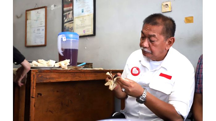 deddy-mizwar-mencicipi-wajit-cililin-yang-merupakan-produk-asli-di-cililin_20180510_111923.jpg