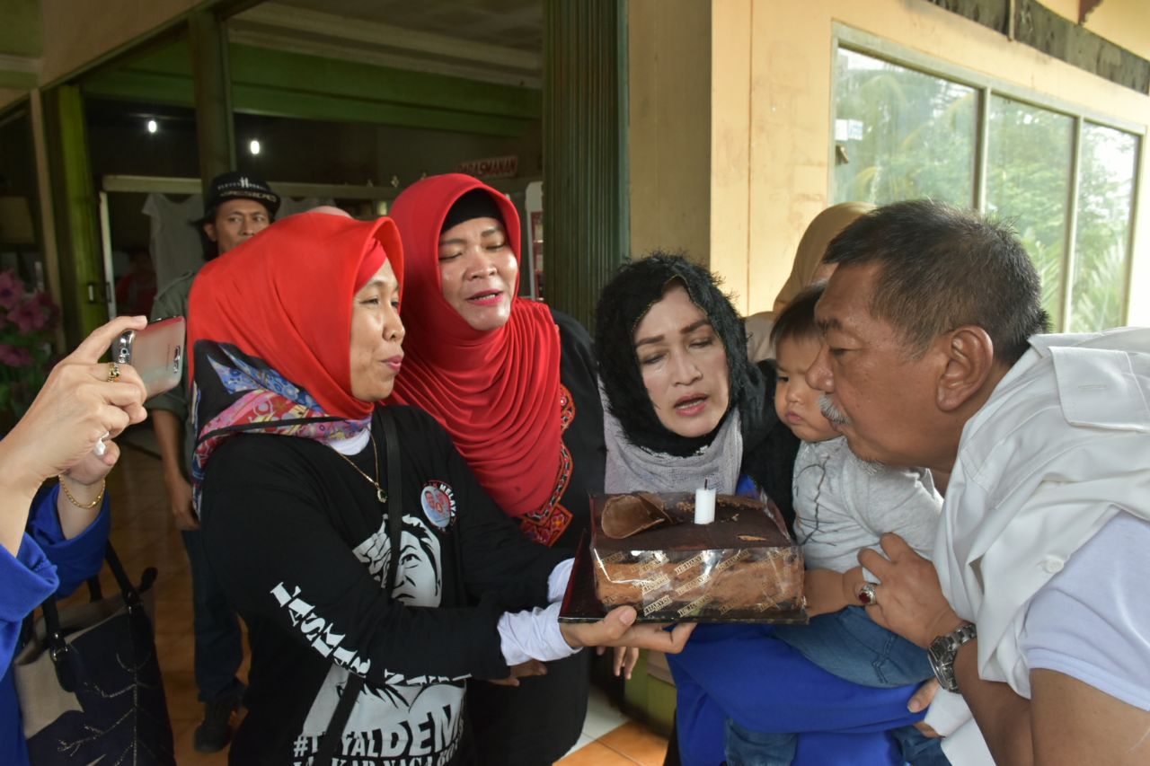 Saat Kampanye di Subang, Deddy Mizwar Dapat Kejutan Ulang Tahun dari Keluarga dan Warga