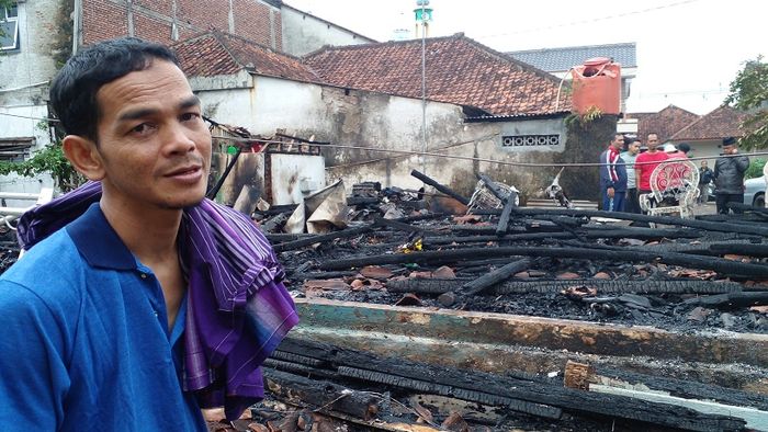 dede-ruswandi-alias-ustaz-wawan-35-di-samping-rumahnya-yang-terbakar.jpg