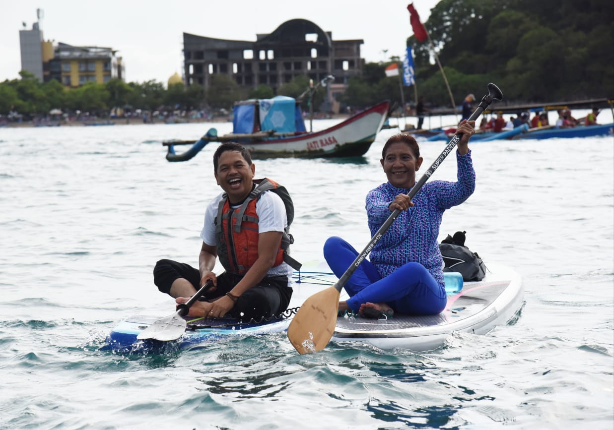 dedi-mulyadi-bermain-kayak-bersama-susi-pudjiastuti-di-pangandaran.jpg