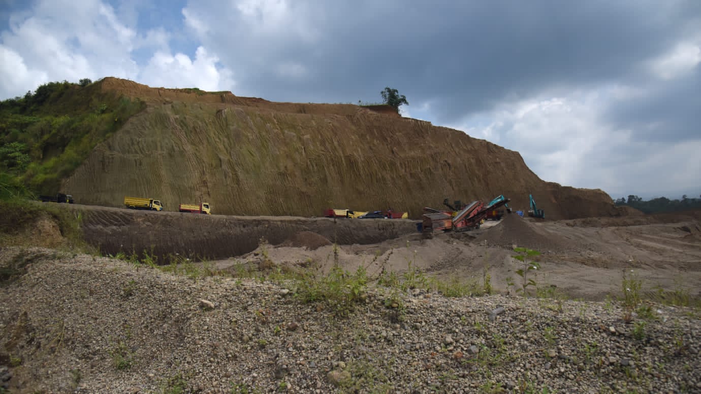 Detik-Detik Truk Pasir Tertimbun Longsor di Kokoncong Tasikmalaya, Terekam Kamera Warga