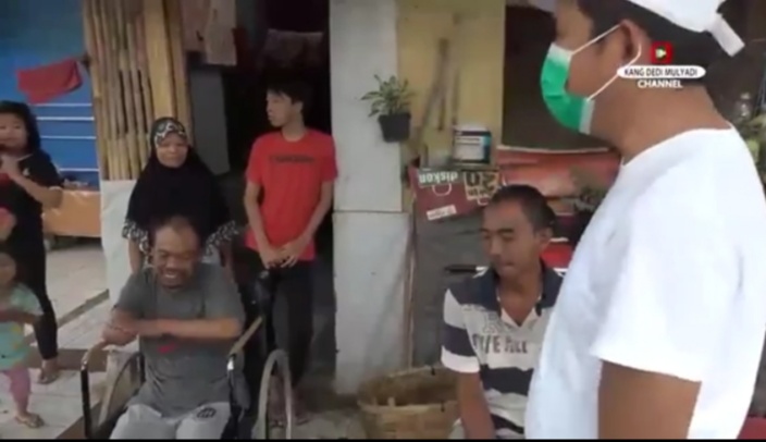 Cara Dedi Mulyadi Entaskan Kemiskinan Satu Keluarga Pengemis, Diberi Solusi Diajak Kerja Keras