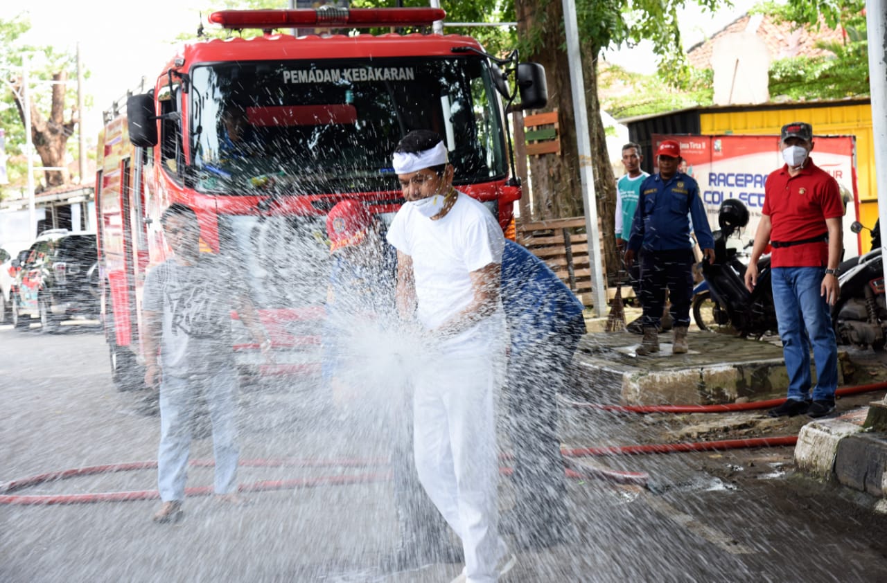 dedi-mulyadi-semprotkan-disinfektan-memakai-mobil-pemadam-kebakaran.jpg