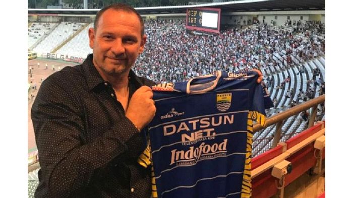 dejan-antonic-memamerkan-kostum-persib-bandung_20170721_082049.jpg