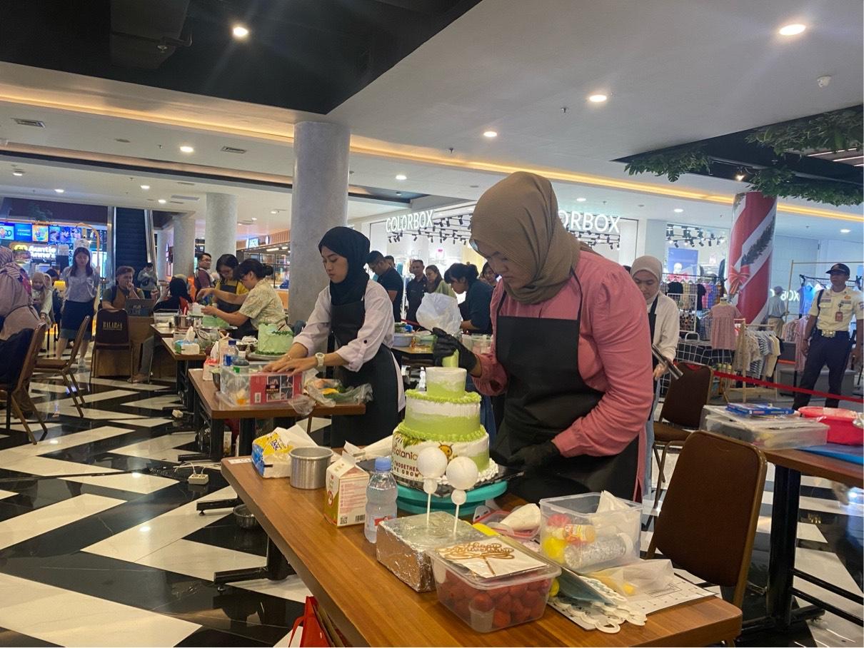 dekorasi-cake-di-Botanica-mall-Kota-Bandung-Kamis-812026.jpg