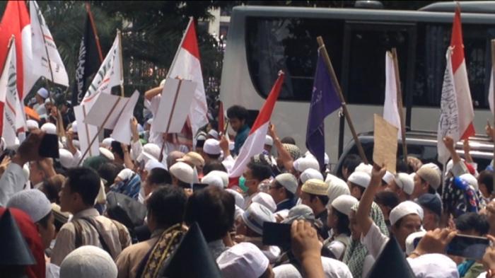 Warga Soraki Helikopter yang Lewati Masjid Istiqlal