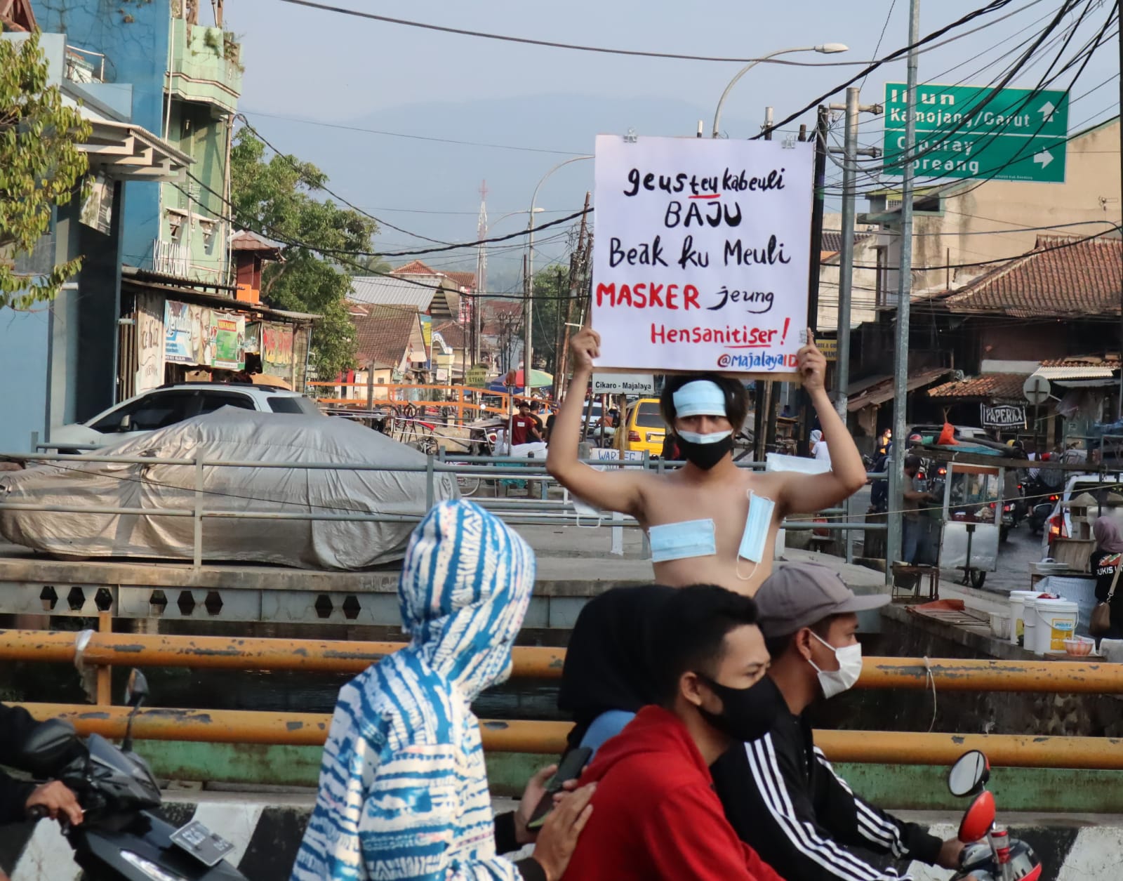 Cara Unik Pemuda Bandung Protes PPKM Darurat Diperpanjang; Tak Usah Diet, PPKM Bikin Turun Kiloan